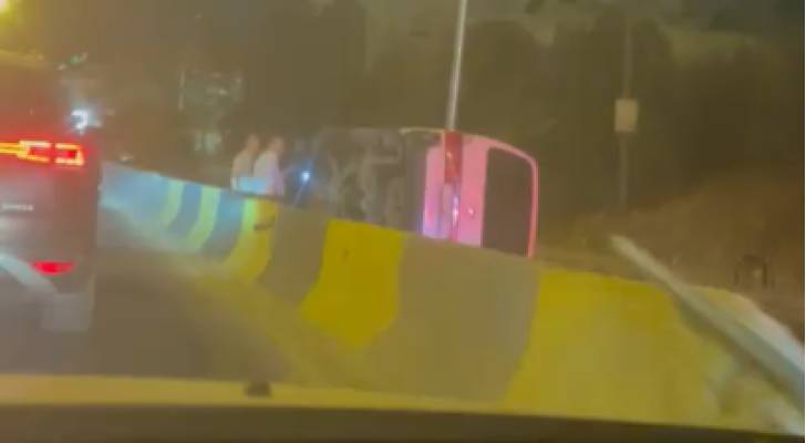حادثة انقلاب مركبة في مرج الحمام تعرقل حركة المرور - التفاصيل الكاملة