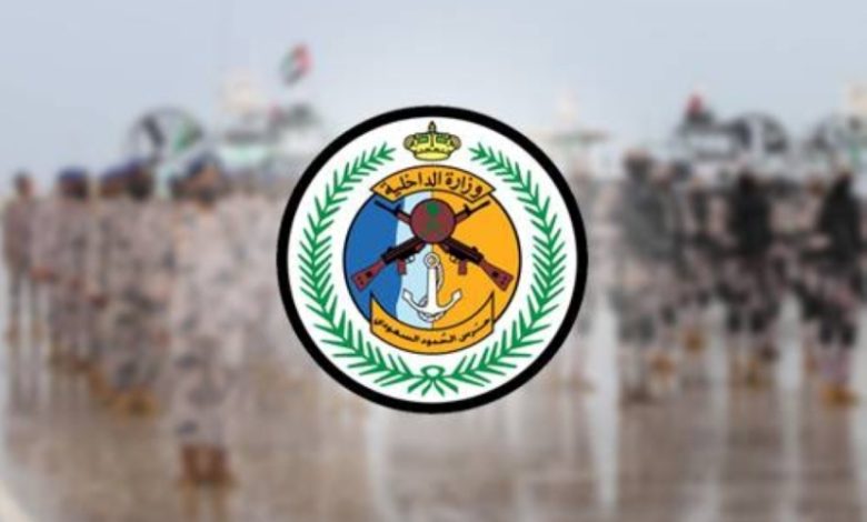 حرس الحدود بجازان يلاحق مهربًا ويحبط عملية نقل 60 كيلوجرامًا من نبات القات المخدر