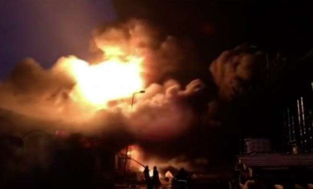 حريق ضخم في مصنع كيماويات بمدينة بدر يعيق جهود الإطفاء بسبب المواد القابلة للاشتعال