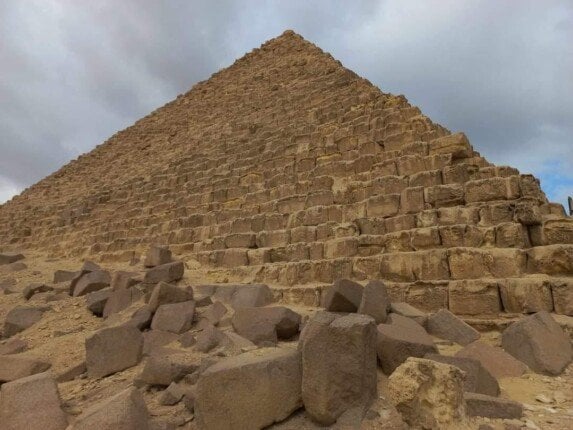 حقيقة أعمال الحفر بالقرب من الأهرامات تكشفها السياحة والآثار
