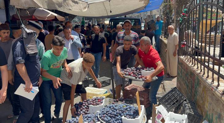 حملة أمنية تطيح بعشرات البسطات وتحرر مخالفات للمحال التجارية في إربد فيديو