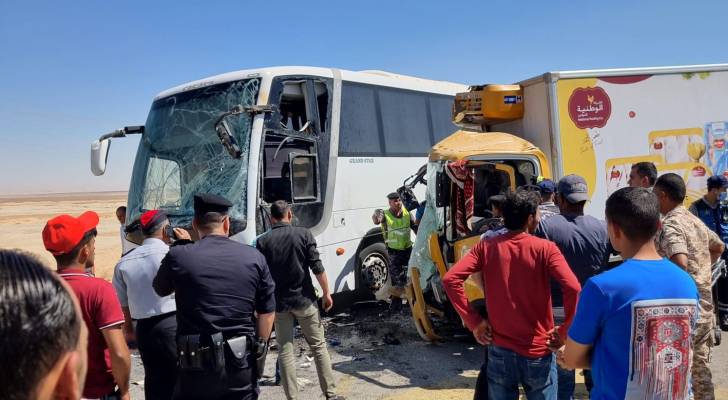 حوادث مؤلمة: وفاتان و7 إصابات بتصادم مركبة وحافلة على الطريق الصحراوي
