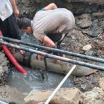 كسر خط مياه قطر 600 مم بشارع الجيش فى وراق الحضر بالجيزة