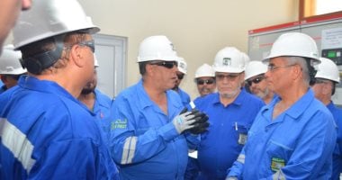رئيس المصرية للبترول يتفقد حقول العلمين في شركة الحمرا