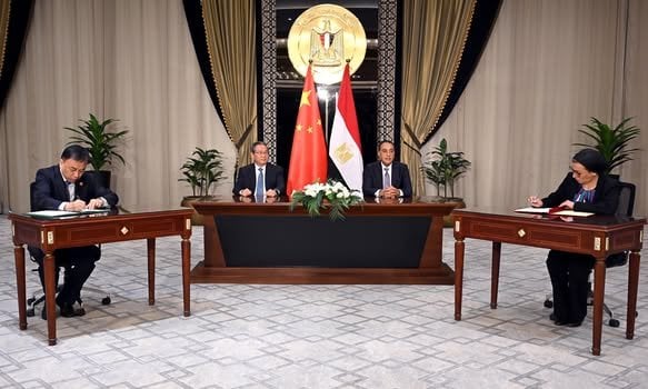 رئيس الوزراء الصيني ورئيس مجلس الدولة يتخذان خطوات لتعزيز التعاون المشترك
