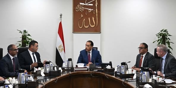 رئيس الوزراء يتابع تنفيذ خطة استراتيجية لتحلية مياه البحر
