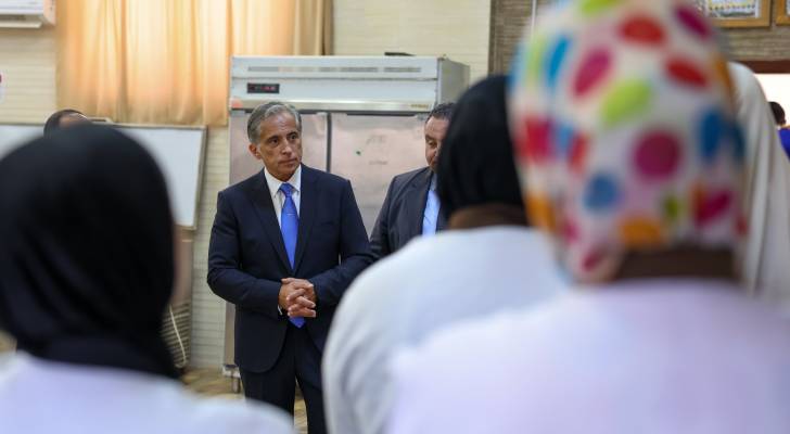 رئيس الوزراء يعزز الدعم لبرامج التمويل الميسر لخريجي التدريب المهني بالصور