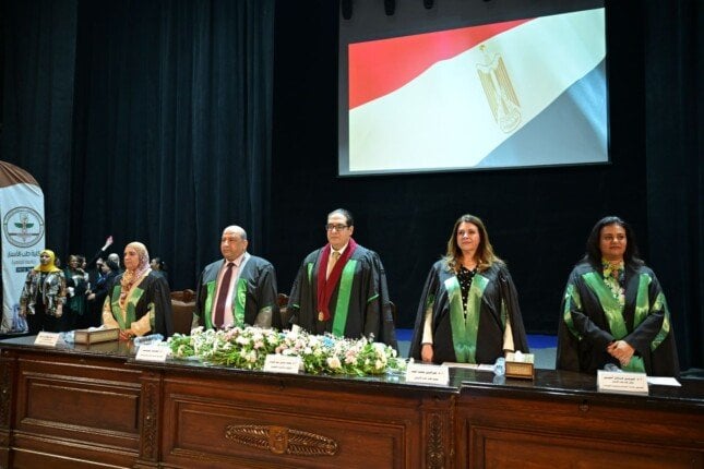 رئيس جامعة القاهرة يحضر احتفالية تخريج الدفعة 97 من طلاب كلية طب الأسنان الوافدين