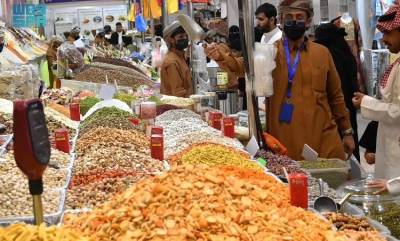 ركن البهارات والقهوة السعودية يجذب الزوار في فعالية "أبها للتسوق 26" المثيرة.