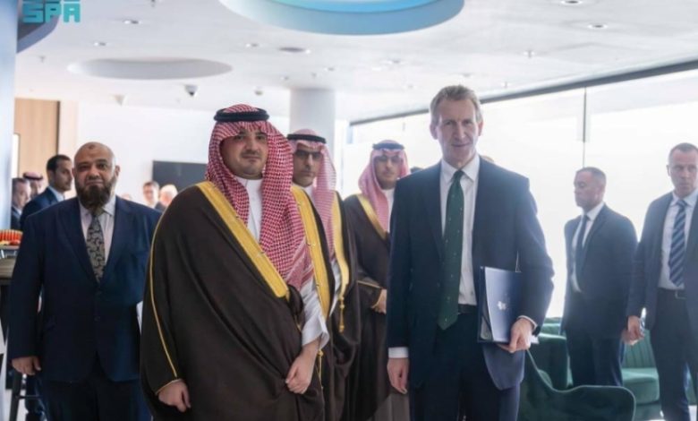 زيارة وزير الداخلية للثكنات العسكرية «ويلينجتون» بلندن
