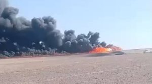 سائق يُفارق الحياة في حريق صهريج نفط بالطريق الصحراوي بالجفر