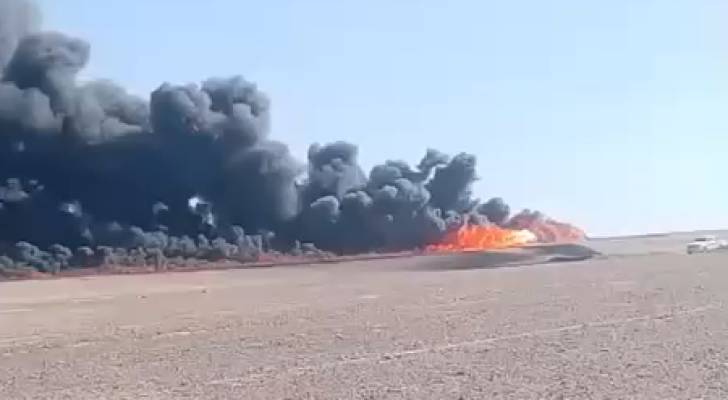 سائق يُفارق الحياة في حريق صهريج نفط بالطريق الصحراوي بالجفر