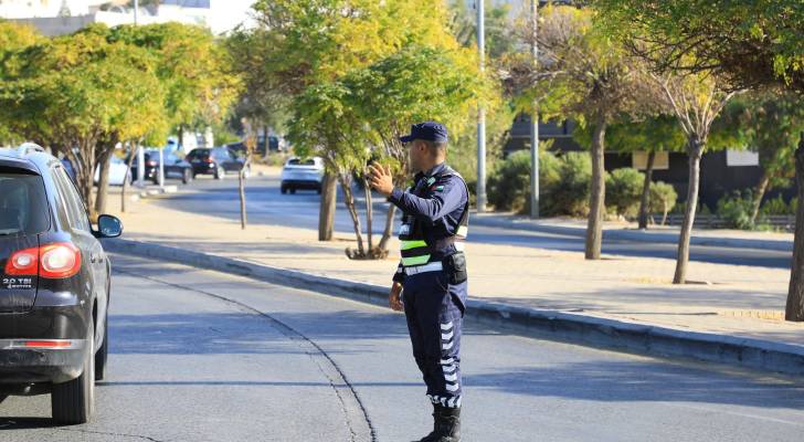 سائقو عمان: تنبيه بشأن انقلاب مركبة على جسر المدينة الرياضية