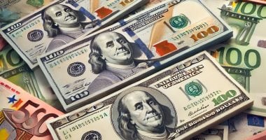 سعر الدولار يتأرجح أمام الجنيه المصري في البنوك اليوم