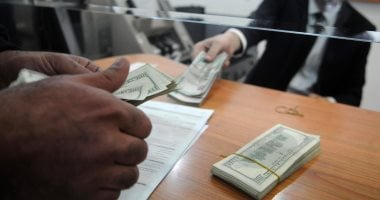 سعر الدولار يتراجع في البنك الأهلي المصري مع بداية التداولات الفورية