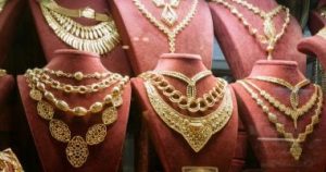 سعر الذهب يواصل الارتفاع مساء الجمعة: عيار 21 يصل إلى 4650 جنيهًا