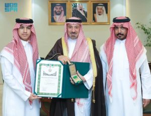 سلّم أمير نجران وسام الملك عبدالعزيز لشاب تبرع بكليته لشقيقه