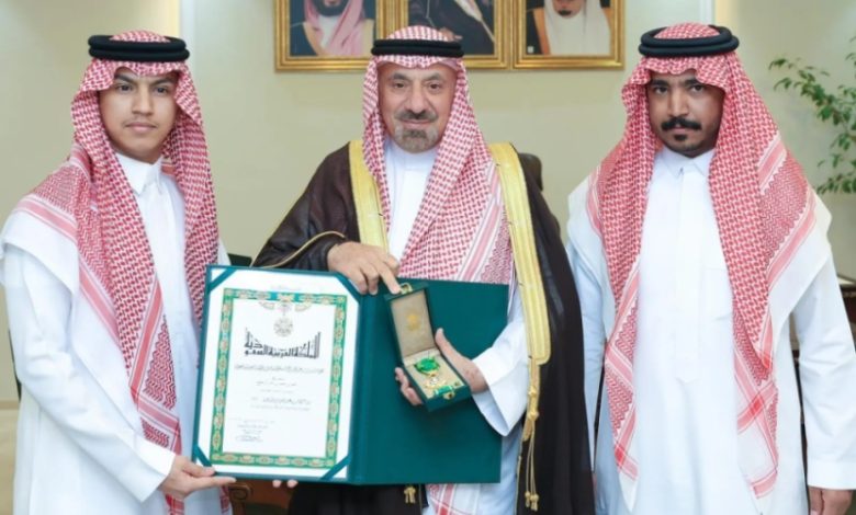 سلّم أمير نجران وسام الملك عبدالعزيز لشاب تبرع بكليته لشقيقه