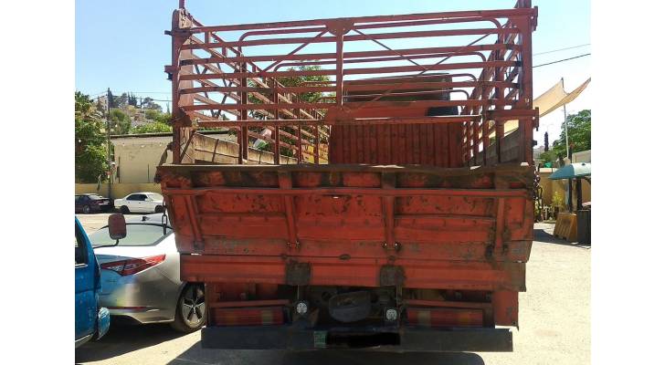 شاحنة محملة باسطوانات غاز تُشكل خطرًا في عمان