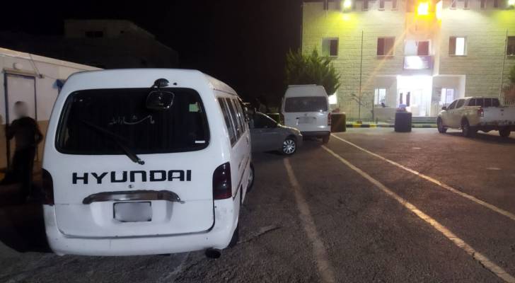 ضبط مركبة في حادث غريب يظهر سائقها وركابها خارج النوافذ وفقاً لمصدر أمني