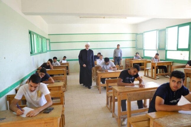 طلاب الثانوية الأزهرية يدخلون امتحان الجغرافيا اليوم
