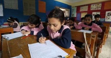 طلاب الصف السادس الابتدائى يتعرفون على جدول امتحانات الدور الثانى فى الجيزة