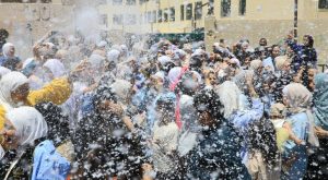 طلبة التوجيهي يحتفلون بانتهاء امتحاناتهم – موعد مرتقب لإعلان النتائج