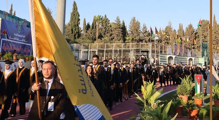 طلبة كلية الهندسة في الجامعة الأردنية يضيئون سماء الوطن بخريجين جدد