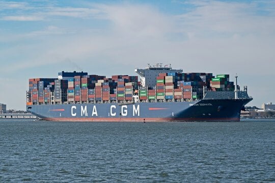عبور سفينة الحاويات «CMA CGM ZEPHYR» في قناة السويس ضمن قافلة الجنوب