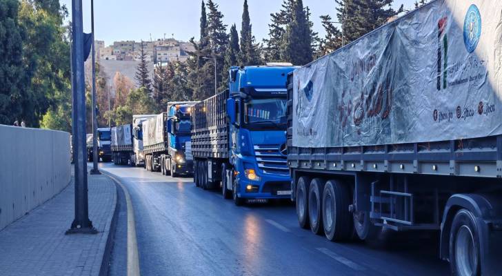 قافلة مساعدات تعبر الحدود من الأردن إلى غزة الخميس