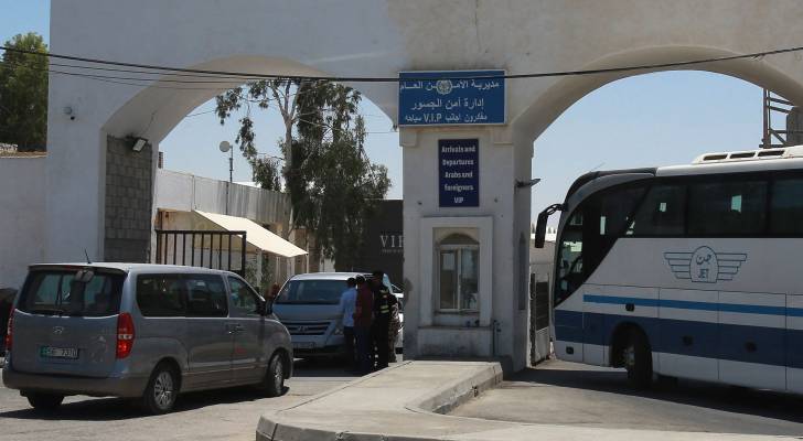 قرارات عاجلة من وزير الداخلية لحل أزمة الحجوزات وتنظيم حركة المسافرين على جسر الملك حسين