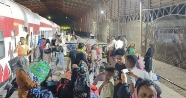 وصول قطار الأشقاء السودانيين إلى محطة السد العالى بأسوان.. صور