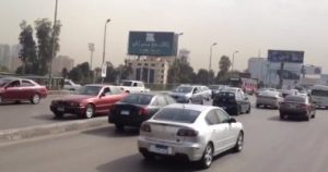 كثافات متوسطة للسيارات في طرق القاهرة والجيزة وفق النشرة المرورية اليوم