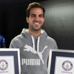 كومو يجهز "لبن العصفور" لفابريجاس.. ويختمها بهدية ملكية من مدريد