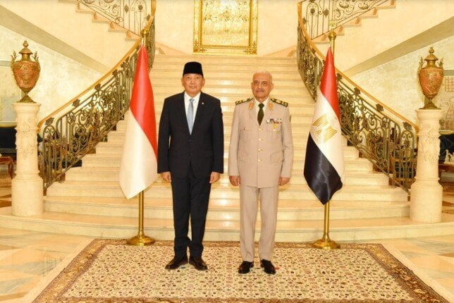 لقاء هام بين الفريق أول عبد المجيد صقر ووزير الدفاع الإندونيسي