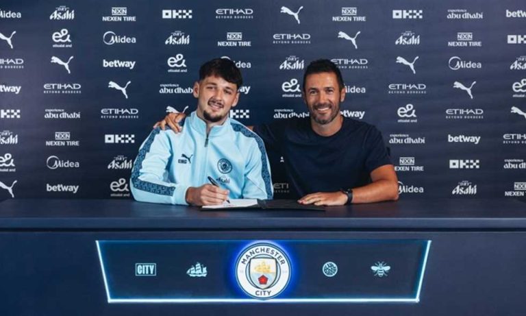 بعد عامين.. عودة ترافورد إلى مانشستر سيتي مجددا
                
                أعلن نادي مانشستر سيتي ضم الحارس الإنجليزي جيمس ترافورد قادما من بيرنلي.
                الأربعاء، 30 يوليه 2025 - 10:44