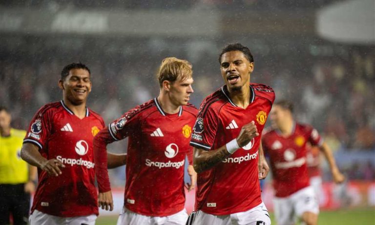 مانشستر يونايتد يهزم بورنموث برباعية وديا
                
                تغلب مانشستر يونايتد على بورنموث بأربعة أهداف مقابل هدف واحد ضمن منافسات سلسلة الدوري الإنجليزي الودية الصيفية.
                الخميس، 31 يوليه 2025 - 12:09
