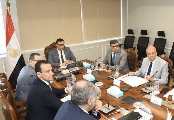 متابعة سير العمل في المشروعات التنموية بالسويس الجديدة