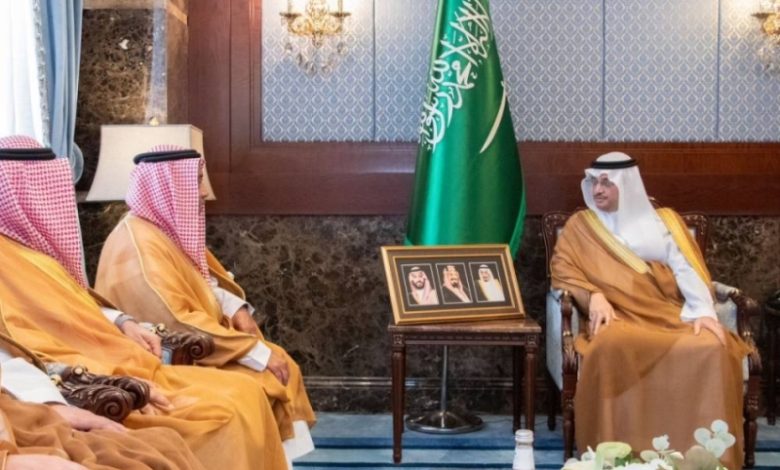 محافظ الأحساء يستعرض الخطط الإستراتيجية لمشروعات البلدية والخدمات المستقبلية المتوقعة.