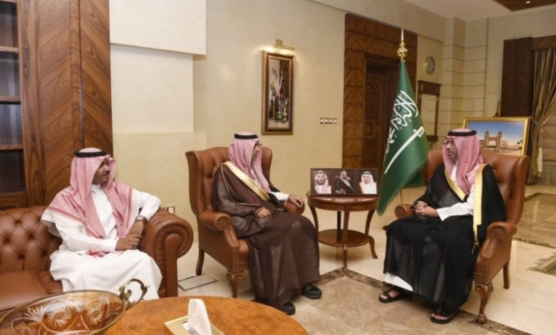محافظ جدة يستعرض برامج "ثقافية الفنون"