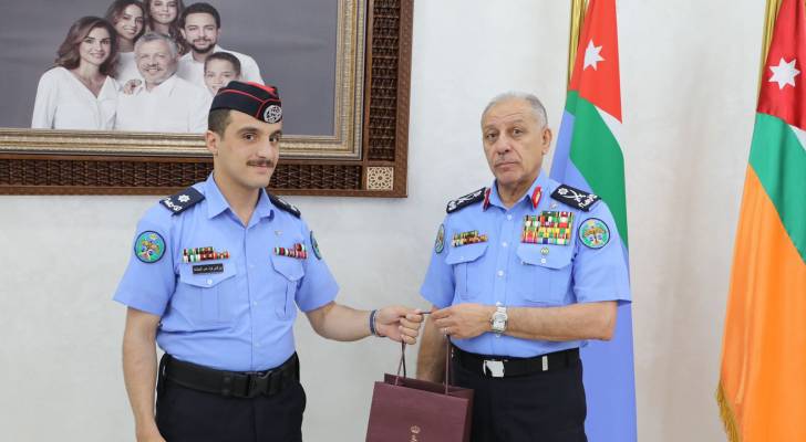 مدير الأمن العام يهدي الملازم نور الدين الحباشنة تقديرًا لإنجازه الدولي