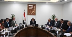 مستجدات تنفيذ برنامج الطروحات الحكومية لدى رئيس الوزراء
