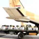 تنفيذاً لتوجيهات رئاسية.. مصر تسقط أطنانا من المساعدات جوًا على غزة (فيديو)