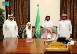 مفتي عام المملكة يلتقي مفوّض الإفتاء بمكة المكرمة