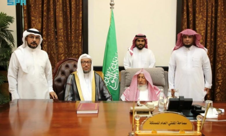 مفتي عام المملكة يلتقي مفوّض الإفتاء بمكة المكرمة
