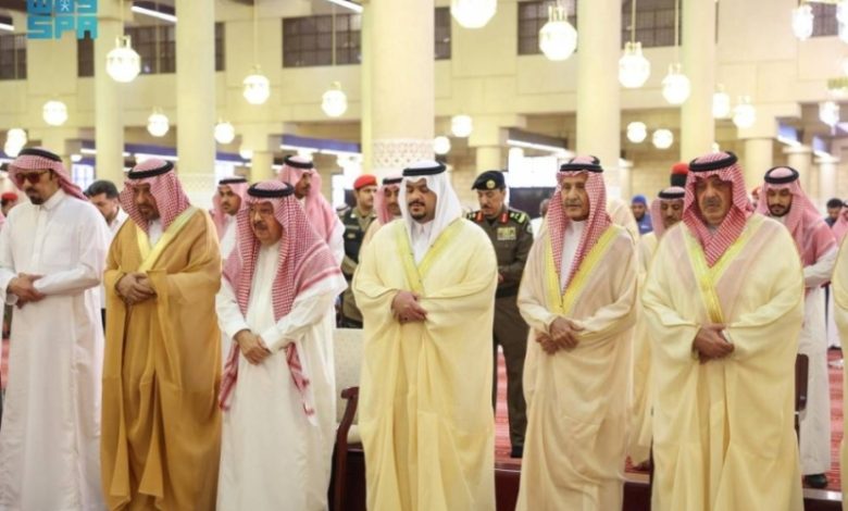 نائب أمير الرياض يشارك في صلاة الميت على الأمير الوليد بن خالد بن طلال