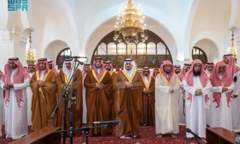 نائب أمير الرياض يشارك في صلاة الميت على عبدالرحمن الشثري