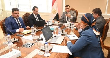 وزير الإسكان يراجع الاستراتيجية الوطنية للعمران الأخضر والمستدام