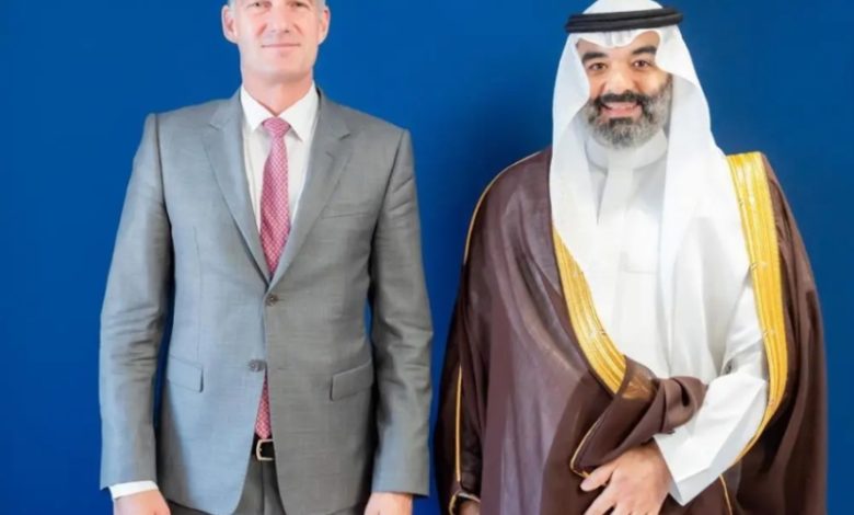 وزير الاتصالات يبحث توسيع آفاق الشراكة السعودية البريطانية مع وزير العلوم البريطاني.