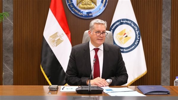 وزير البترول يراقب تداعيات حادث البارجة "أدمارين 12"